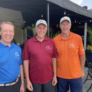 Représentant les Nordiques de Québec en bleu, l’Avalanche du Colorado en rouge et les Oilers d’Edmonton en orange, Pierre Pagé, Robert Hartley et Kevin Lowe étaient réunis hier au Club de golf de Lachute pour amasser des fonds pour le Centre de pédiatrie sociale d’Argenteuil. -photo Mylène Deschamps/L'Argenteuil