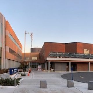 Le conseil municipal de Hawkesbury envisage d’étendre les restrictions de stationnement public à deux rues situées à proximité de l’hôpital régional. L’objectif serait d’encourager les personnes se rendant à l’hôpital pour des rendez-vous médicaux ou pour d’autres raisons à utiliser le parking payant de l’hôpital et de laisser ces deux rues libres pour les employés de l’hôpital qui ont besoin d’une place de stationnement pendant leur service.