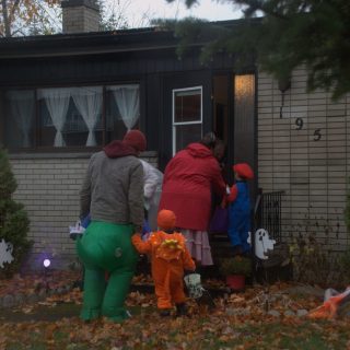 La fête de l’Halloween a été célébrée partout dans Argenteuil malgré une température plutôt incertaine. Les enfants ont quand même pu effectuer leur porte-à-porte pour quémander des friandises.