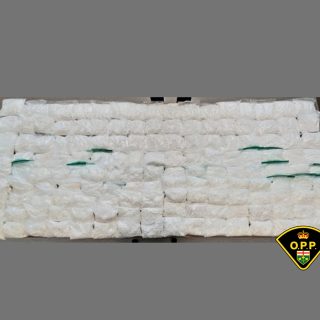 Lors d’un contrôle routier de routine près de Hawkesbury, la police provinciale de l’Ontario a récupéré plus de 160 000 pilules de méthamphétamine. (PPO)