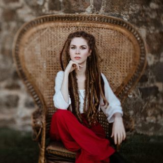 Héloïse Yelle of Saint-Pascal-Baylon has released her first ‘Demande-moi pas de faire semblant’, a song that’s part of her upcoming EP, ‘Tout ça pour moi’ which will be released on May. 25.