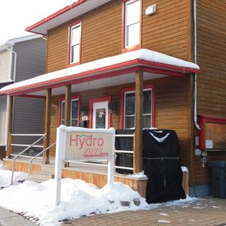 Hydro 2000, la société municipale de distribution d'électricité qui dessert les villages d'Alfred et de Plantagenet, cherche à obtenir un prêt unique de 250 000 $ pour faire face à ses dépenses d'exploitation et d'investissement actuelles. La corporation municipale prépare un nouveau plan budgétaire quinquennal qui sera soumis à l'approbation de la Commission de l'énergie de l'Ontario. Ce plan comprendra de nouveaux tarifs de service qui permettront à Hydro 2000 de rembourser le prêt et de fournir une source sûre de revenus pour les besoins futurs d'entretien et d'expansion.