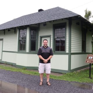 La gare historique d’Embrun sera transformée en musée grâce à un financement de 50 000 $ du Fonds d’aide au développement du milieu de la Caisse Desjardins Ontario, soutenant la préservation du patrimoine local.