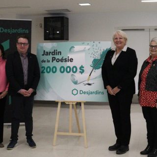Présentation du chèque avec (de gauche à droite) Conseiller de Casselman Paul Groulx, Conseillère Francyn Leblanc, Billy Boucher, directeur général et chef des opérations de la Caisse Desjardins Ontario, Francine Côté, présidente du conseil d'administration de la Caisse Desjardins Ontario, Mireille Groleau, communications et développement économique, et Geneviève Lajoie, Mairesse de Casselman.