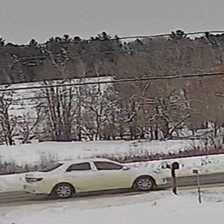 La SQ recherche le conducteur de cette Toyota Camry blanche des années 2012-2014/2015-2017 en tant que témoin de l'accident mortel du 7 décembre dernier.