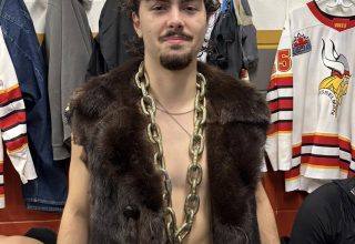 Les Vikings de Casselman ont battu les Jr. Bears de Smiths Falls avec un score final de 6-2. Tristan Webb a été désigné joueur du match des Vikings avec deux buts en infériorité numérique et une passe décisive.