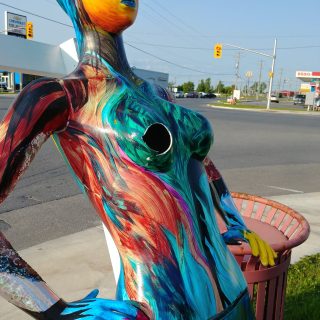 Trois mannequins participants ont été vandalisés pendant la nuit laissant la conseillère Francyn Leblanc, les artistes, et les citoyens « ébranler ».