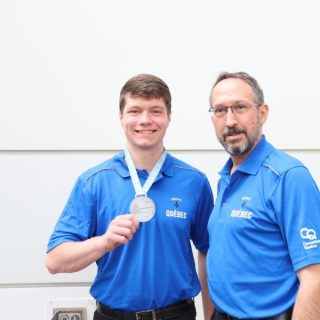 Matis Blais  a obtenu la médaille d’argent en Technologie de véhicules lourds lors des Olympiades canadiennes des métiers et des technologies à Winnipeg. Il est accompagné de son enseignant  Dominique Aumais du CFP Paul-Gérin Lajoie. -photo courtoisie