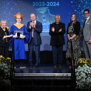 Maxime Laniel a reçu le prix du Gouverneur général pour avoir obtenu la meilleure moyenne. Le maire de Hawkesbury, Robert Lefebvre (au centre à gauche), a aidé à remettre le prix à Maxime avec l’aide des conseillers du conseil d’administration du CSDCEO, Sergine Rachelle Bouchard (à gauche) et André-Paul Lalonde (au centre à droite).