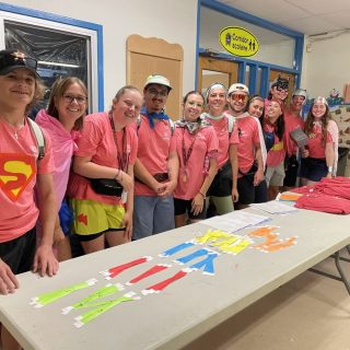 Quelques-uns des animateurs du camp de jour de la Ville de Lachute recevaient les enfants jeudi matin pour les mini-jeux d’Argenteuil.  -photo Mylène Deschamps