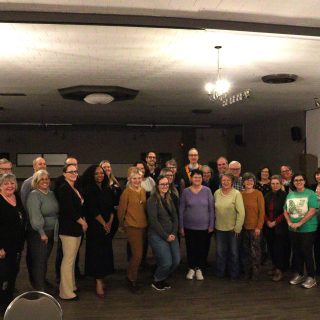 Montfort organise une consultation publique à Embrun dans l'espoir d'obtenir des commentaires honnêtes de la part des résidents.