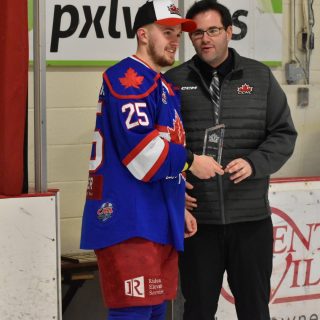 Le capitaine des Nationals de Rockland, Josh O'Connor (à gauche), reçoit le titre de joueur le plus utile des séries éliminatoires de la LCHC des mains du directeur des opérations hockey de la ligue, Kevin Ferguson, après que les Nats ont balayé les Canadiens de Carleton Place en quatre matchs pour remporter la Coupe Bogart.