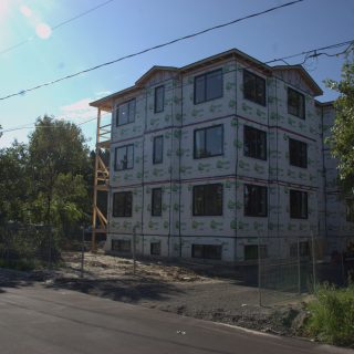 Le boom immobilier des dernières années a eu un impact important sur le prix des logements
dans la région. La MRC d’Argenteuil travaille à la mise sur pied d’un organisme qui verra
au déploiement d’un parc de logements abordables sur son territoire, que ce soit par
l’aquisition de logements existants ou en construisant de nouveaux immeubles. (Francis
Legault, EAP)