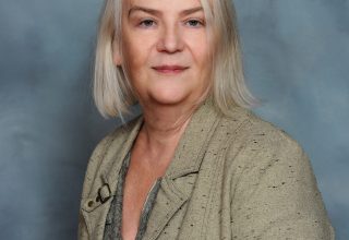 Gabrielle Parr, mairesse de Harrington, défend un projet de loisirs communautaires contre les critiques.