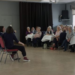 Des membres de la troupe de théâtre de la polyvalente Lavigne ont joué des saynètes qui mettaient de l’avant des situations que peuvent vivre les aînés afin de les sensibiliser à se préparer en cas de perte d’autonomie. (Francis Legault, EAP)