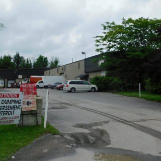 L'installation de traitement des déchets recyclables de Recycle Action, située sur la rue Spence à Hawkesbury, est désormais plus calme. L'entreprise à but non lucratif offrait des emplois et une formation professionnelle dans le cadre de son programme de collecte des boîtes bleues. Mais ce programme est désormais fermé en raison du nouveau système de responsabilité du producteur mis en place par le gouvernement provincial pour traiter les matériaux recyclables des boîtes bleues. —photo Gregg Chamberlain