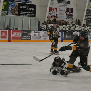 Les Cougars de Vankleek Hill ont éliminé les Aigles de St-Isidore au premier tour des séries éliminatoires de la LHJN en cinq parties.