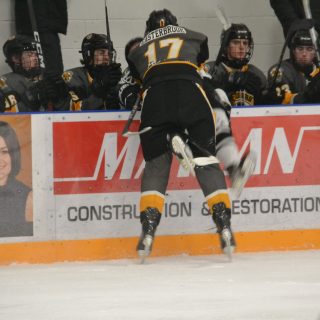Après une défaite de 4-3 à Gatineau vendredi soir, les Cougars de Vankleek Hill ont remporté le quatrième match de la série 5-4 en prolongation dimanche après-midi pour rester dans la course au titre de la NCJHL.