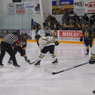 Les Cougars de Vankleek Hill mènent trois parties à deux contre les Rideaus de Westport dans leur série demi-finale de la Ligue de hockey junior de la capitale nationale. Le match décisif de la série pourrait avoir lieu ce samedi à l’aréna de Vankleek Hill. (Gregg Chamberlain)
