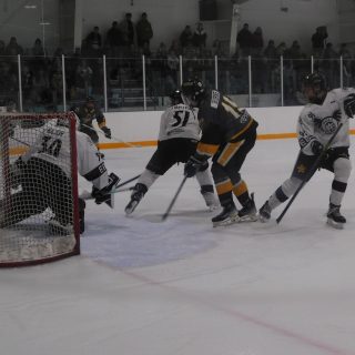 Presque toute l’action de la première période s’est déroulée devant le filet de Gatineau lors du match à domicile des Cougars de Vankleek Hill en finale de la Ligue de hockey junior de la capitale nationale, samedi soir. Les Cougars ont gagné 5-4. (Gregg Chamberlain)