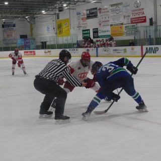 Les Hawks et les Raiders se sont livré deux matchs serrés au cours de la semaine dernière dans le cadre du calendrier de la CCHL. Les Raiders ont finalement pris le dessus, remportant les matchs 5-4 et 5-3