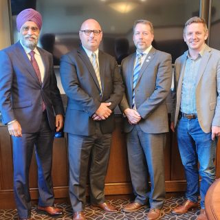 Le ministre canadien de la Protection civile, Harjit Sajjan, à gauche, a rencontré les dirigeants de Clarence-Rockland la semaine dernière, notamment Pierre Voisine (à droite de Sajjan), directeur général de la Cité de Clarence-Rockland, le maire de Clarence-Rockland, Mario Zanth (à droite de Voisine) et le député de Glengarry-Prescott-Russell, Francis Drouin.