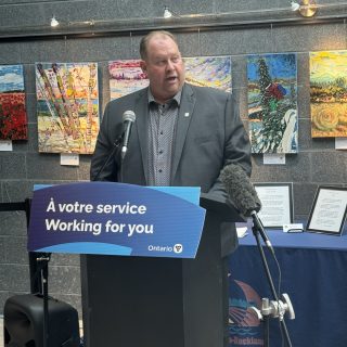 Stéphane Sarrazin, l'actuel député provincial de la circonscription de Glengarry-Prescott-Russell, dans l'est de l'Ontario, cherche à se faire réélire pour le Parti progressiste-conservateur de l'Ontario.