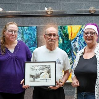 Membres du CA du CAPRACPour la présentation du tableau :Julie Cheff, administratrice(Gauche), Gilles Chartrand,Line Labrecque, présidente parIntérim (droite).Tableau : « Our Lady of Light » de Lise Piché.