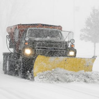 Environnement Canada prévoit des accumulations de neige pouvant atteindre 30 à 40 centimètres, avec des taux de précipitations pouvant dépasser 5 centimètres par heure pendant la nuit jusqu’à jeudi matin.