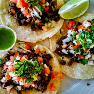Les tacos, emblèmes de la cuisine mexicaine, figurent parmi les plats mis à l’honneur lors des célébrations du Cinco de Mayo, une occasion de découvrir la richesse culturelle et culinaire du Mexique. (Andrew Coppolino)