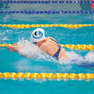 L’École secondaire publique le Sommet a honoré la nageuse et ancienne élève Tatyanna Goyette lors du Gala des Mérites de l’école, le 4 juin. Dans la photo, Tatyanna Goyette performe au championnat RSEQ à l’Université d’Ottawa en 2022, où elle remporte trois médailles d’or et deux médailles d’argent.