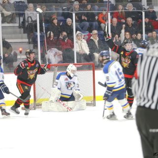Avec leurs victoires, les Vikings glissent à la première place de la Division Martin dans la Ligue de hockey junior de l'Est de l'Ontario. 