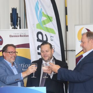 Le maire de Clarence-Rockland, Mario Zanth, à gauche, le maire de La Nation, Francis Brière, au centre, et le député provincial de Glengarry-Prescott-Russell, Stéphane Sarrazin, trinquent au nouveau réseau d'aqueduc qui reliera les deux municipalités, grâce à un investissement de plus de 18 million$ du gouvernement provincial.