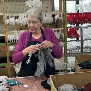 Lise Guibard trie des articles qui ont été donnés au Friperie de Rockland.