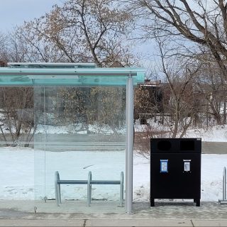 Une dizaine d’abribus ont été construits sur le territoire d’Argenteuil ces derniers mois, dont celui-ci à la halte-routière de St-André-d’Argenteuil. (Photo gracieuseté MRC d’Argenteuil)