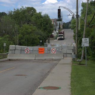 Malgré une annonce en mars dernier comme quoi un pont temporaire allait être mis en place avant l’été, celui-ci se fait toujours attendre. (Francis Legault, EAP)