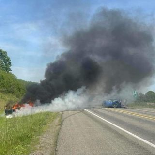 Le véhicule des victimes a pris feu peu de temps après la collision. (Photo Facebook)