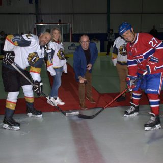 Une trentaine de joueurs de la région ont pu partager la glace avec des anciens joueurs des Canadiens de Montréal. (Photo Francis Legaut, EAP)