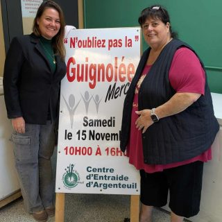 Audrey Marleau (à gauche), ici accompagnée de la directrice générale du CEA, Louise Desrochers, agira comme présidente d'honneur de la 35e Guignolée de Lachute. (Photo gracieuseté CEA)