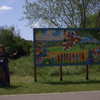 L’artiste Sophie Stella Boivin a profité de cet événement pour dévoiler une murale collective inspirée du vivre ensemble. (Francis Legault, EAP)
