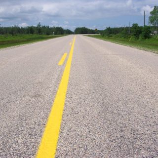 La portion ouest du chemin de la Rivière-Rouge Nord, entre la montée Rodgers et le
noyau villageois de St-André-d’Argenteuil, sera refait cet été grâce à une subvention
gouvernementale de près de 1,5 M$. (Photo libre de droits)