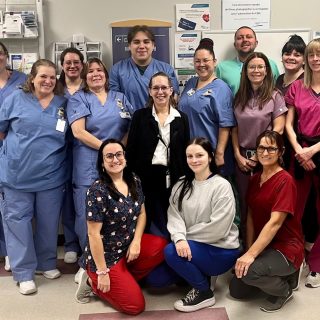 Sur la photo, rangée derrière : Rosalie Béland, chef d’unité; Pamela Oke, stagiaire; Marie-Paule Thibault, enseignante; Cheyenne Simon, stagiaire; Rebecca Simon, stagiaire; Sheldon Hannaburg, stagiaire; Lisa Gibson, stagiaire; Steve Tessier, Mélanie Langevin. 2e rangée : Valérie Lauzon, Annick Prévost, Maxime Adam Thériault. Rangée avant : Jacinthe Benoit, agente administrative. Un genou à terre : Katia Lalonde, Laura Charlebois et Lucie Marineau. (Photo gracieuseté CISSS des Laurentides)