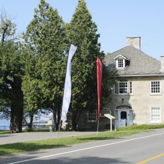 L’idée que la communauté reprenne la gestion de la Caserne militaire de Carillon (photo) est dans l’air mais aucune négociation en ce sens n’a encore eu lieu entre Parcs Canada et les partenaires du milieu. (Photo Francis Legault)
