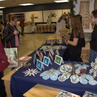 Des élèves de la polyvalente Lavigne ont profité de l’événement pour vendre quelques-unes de leurs créations. (Francis Legault, EAP)