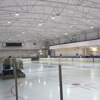 La seconde phase de travaux de rénovation de l’aréna Gilles-Lupien de Brownsburg-Chatham devrait avoir lieu au cours de l’année 2025.
Le conseil municipal a adopté une résolution pour un règlement d’emprunt de 2 M$ dans le cadre de ce projet. (Photo d’archives)