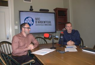 Le préfet de la MRC, Bernard Bigras-Denis (à gauche), et le directeur général, Éric Pelletier, indiquent que l’organisme municipal prévoient plusieurs projets structurants pour 2026. (Francis Legault, EAP)