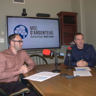 Le préfet de la MRC, Bernard Bigras-Denis (à gauche), et le directeur général, Éric Pelletier, indiquent que l’organisme municipal prévoient plusieurs projets structurants pour 2026. (Francis Legault, EAP)