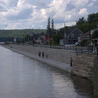 Une section d’environ 400 mètres du mur nord du canal de Grenville a été rénovée au coût de 5 millions de dollars. Les citoyens peuvent désormais se promener aux abords de l’eau. (Photo Francis Legault)