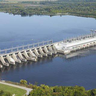 Shirley Fourney, qui a perdu sa ferme familiale à cause du barrage de Carillon en 1960, a entrepris de documenter l’histoire de la région avant que 16 lots situés du côté ontarien de la rivière des Outaouais ne soient perdus à cause de la montée des eaux.