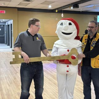André J. Lalonde, conseiller municipal de Clarence Rockland, à gauche, et Nicholas Lavoie, président du carnaval d'hiver de Clarence Creek, à droite, se joignent au Bonhomme de Carnaval d'hiver de Clarence-Rockland pour donner le coup d'envoi officiel de l'édition 2025 du carnaval d'hiver de Clarence Creek, le 7 février.